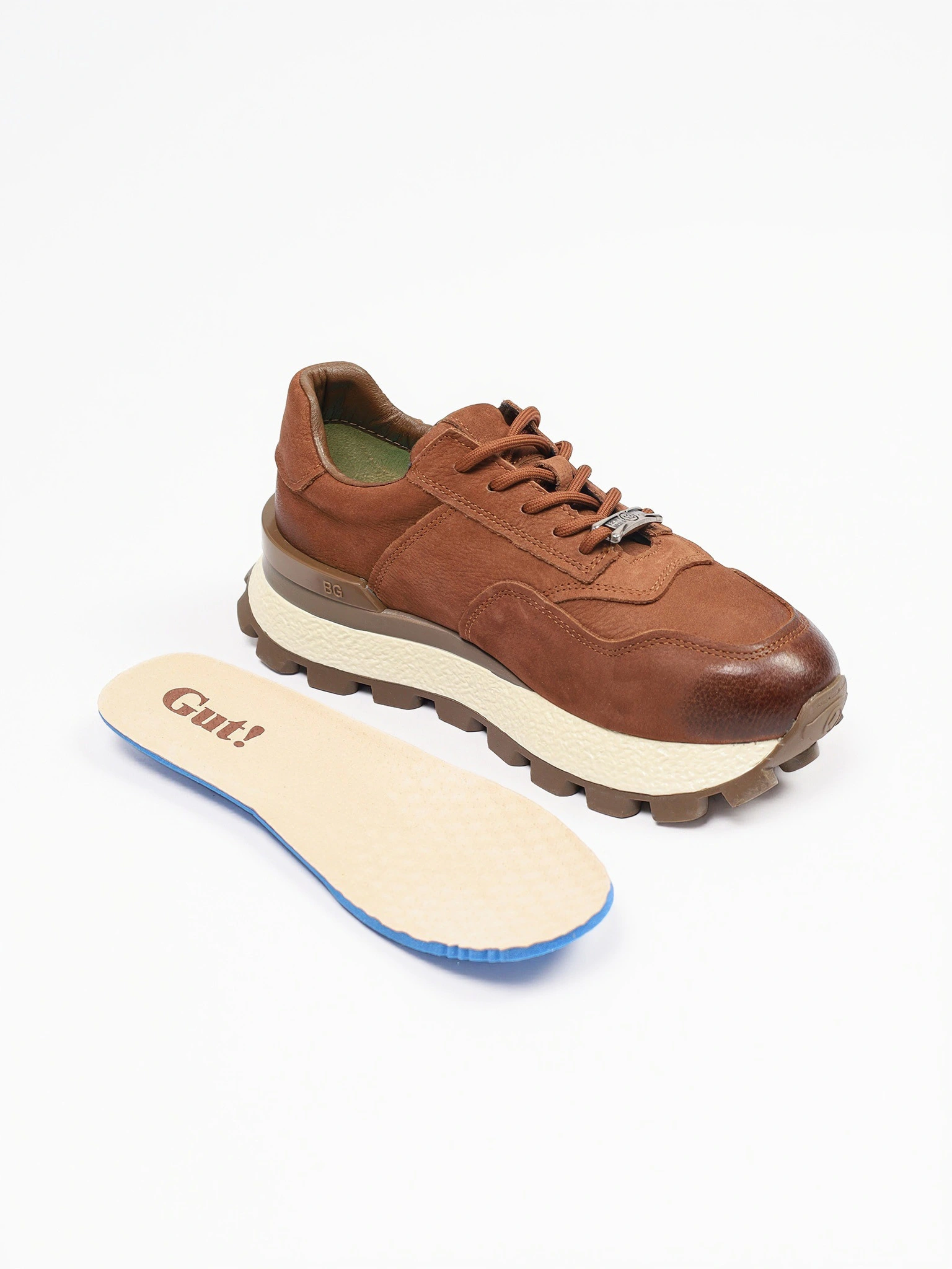 Кроссовки коричневого цвета с пряжкой на рельефной подошве 